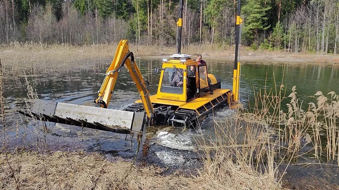 BOTSMAN amphibious dredger at work