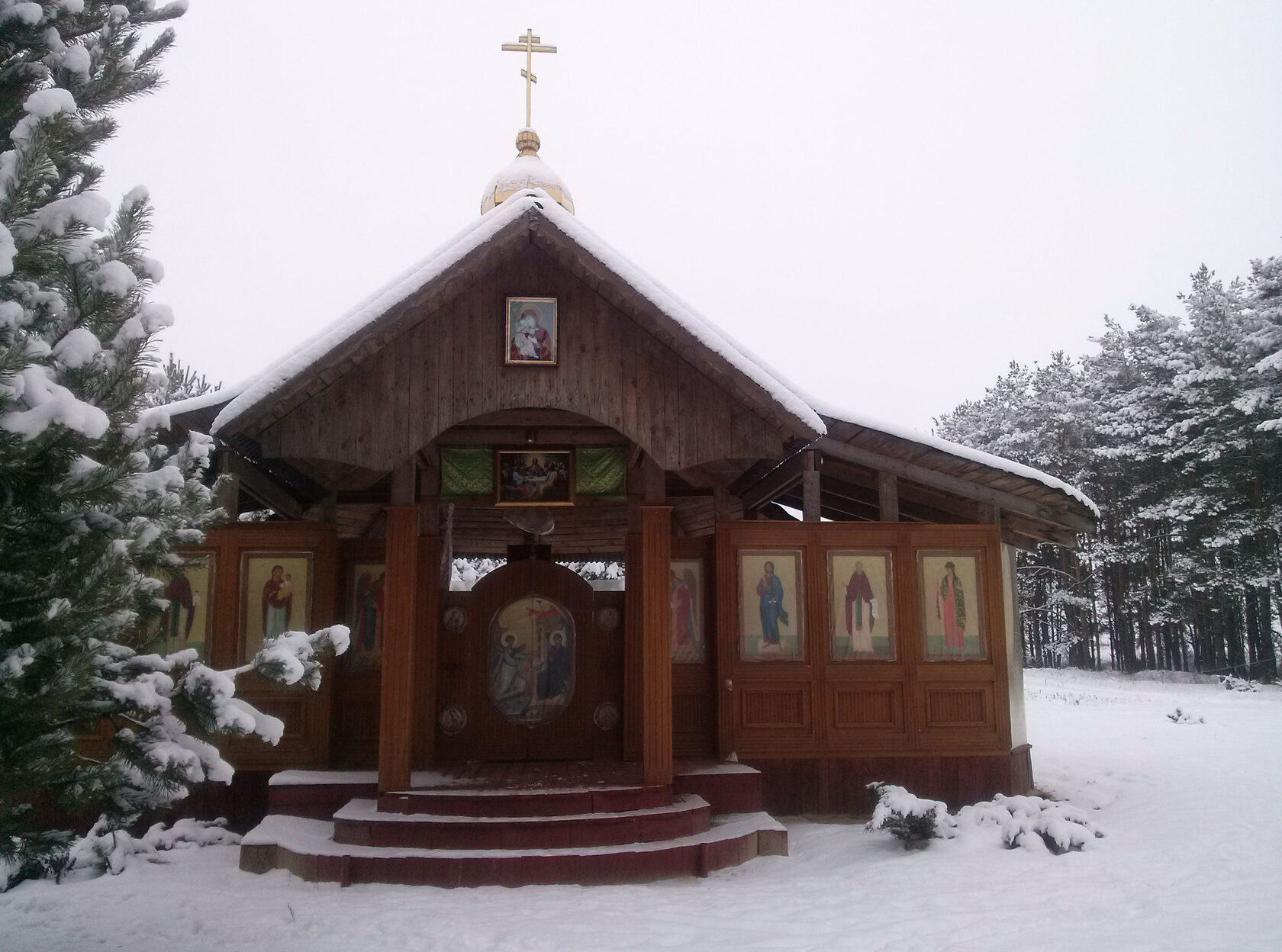 Летний храм зимой