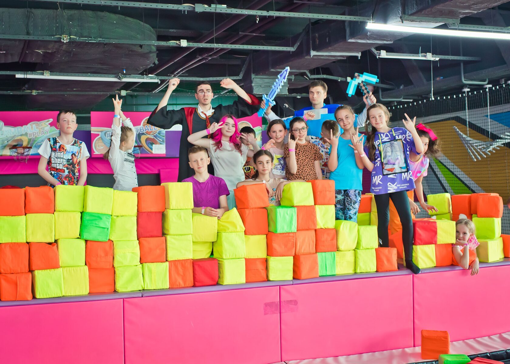 Юбилей 10 лет мальчику идеи: батутный центр с поролоновой ямой как вариант праздника для детей в Москве.