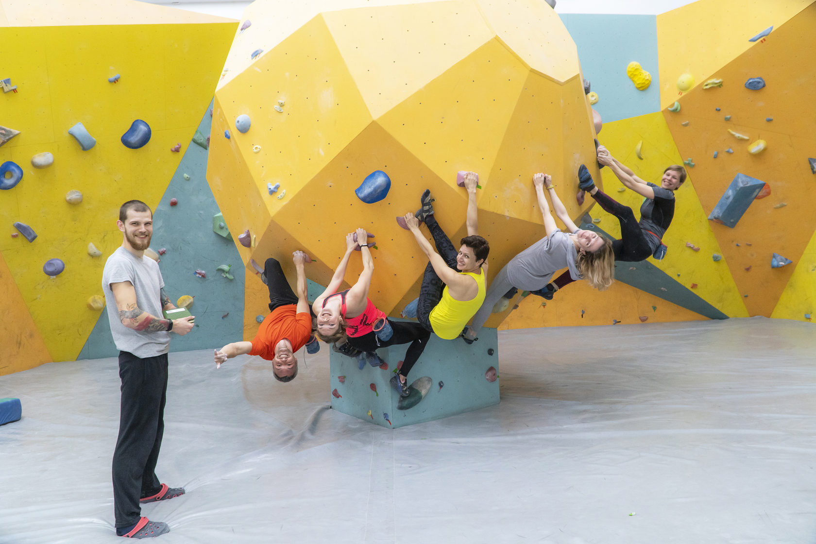 Скалодром уфа арена 3000. Заброшенный скалодром уфа. Скалодром уфа. Скалодром пять + уфа. Скалолазание в уфе.