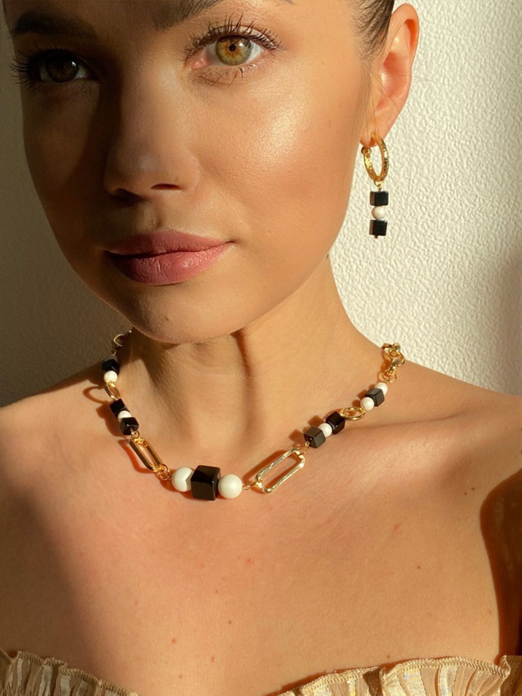 длинное колье. цепочка с жемчугом мужская. колье комбинированное. асимметричное колье с жемчугом. колье с застежкой тогл.