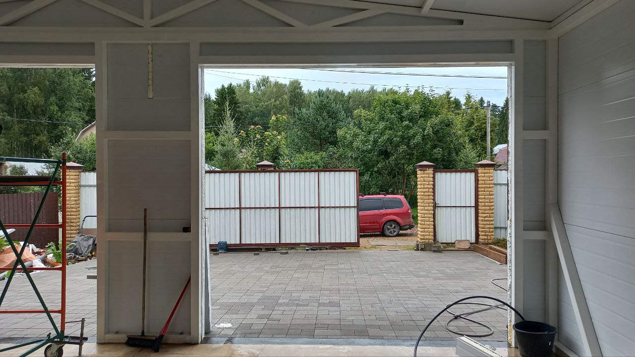 Интерьер гаража в процессе отделки