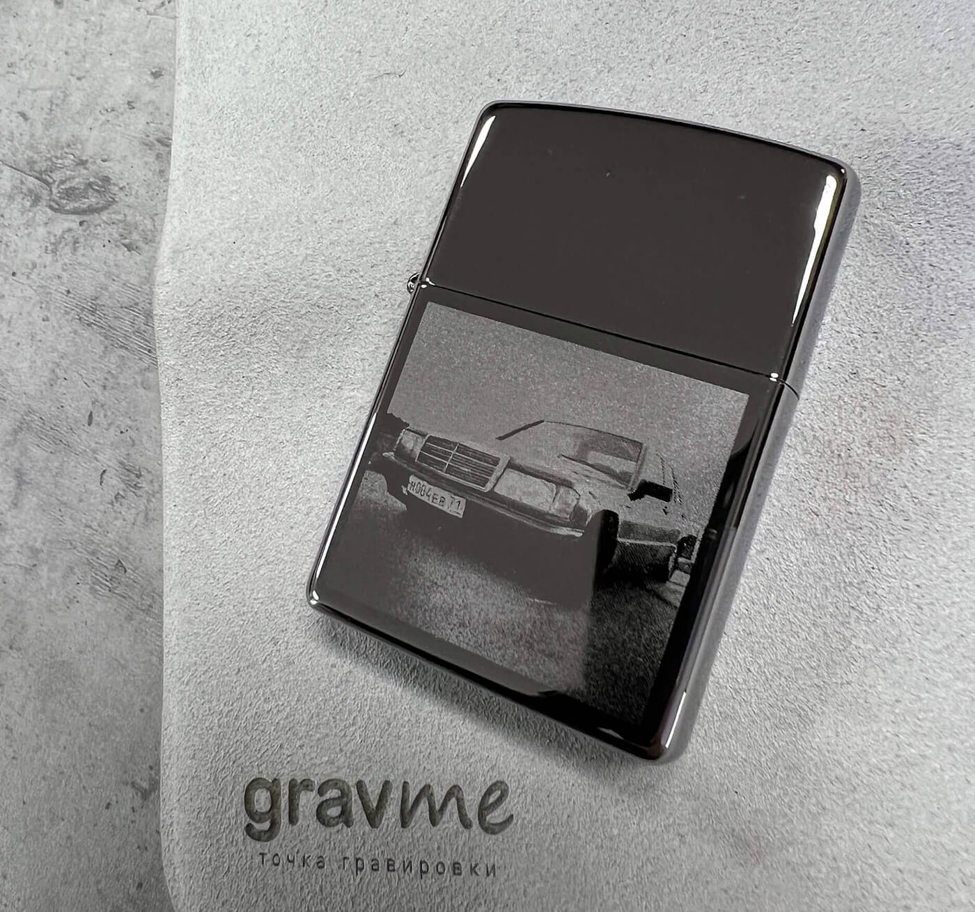 Фотогравировка автомобиля на чёрной глянцевой зажигалке Zippo