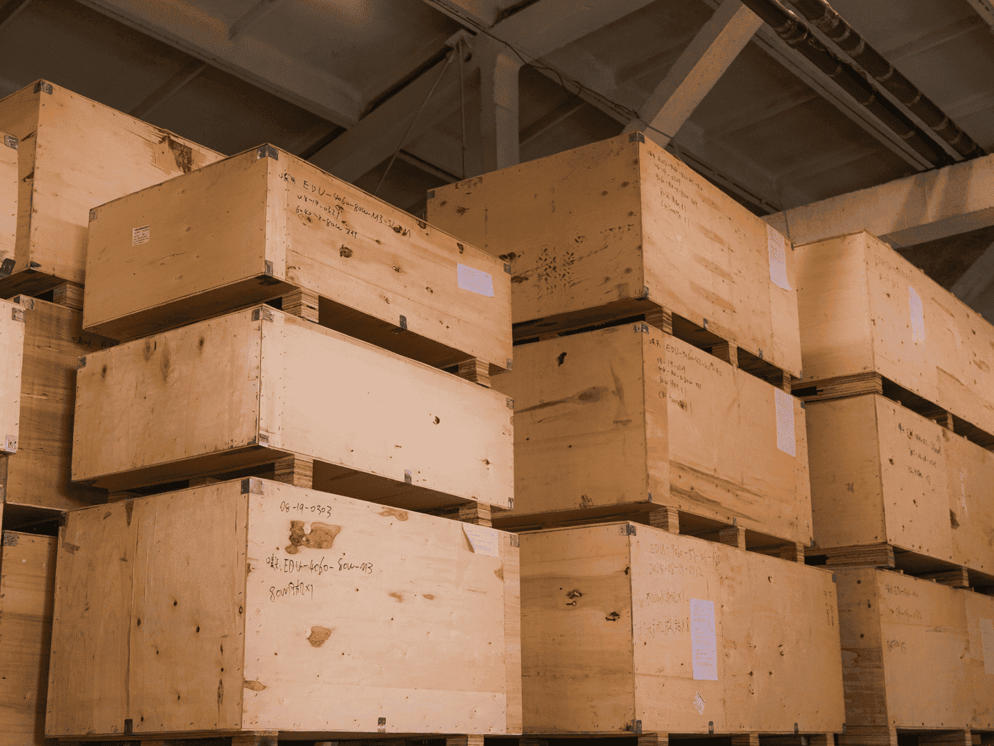 Упакованные лазерные станки на складе