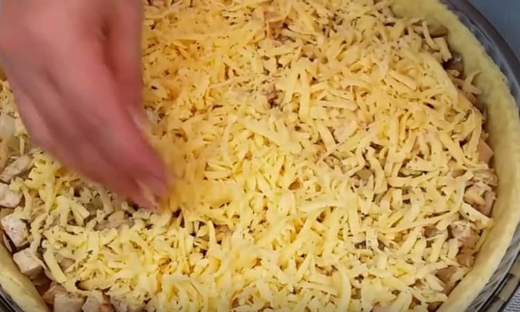 Приготовление пирога киш с курицей, грибами и сыром: шаг 12