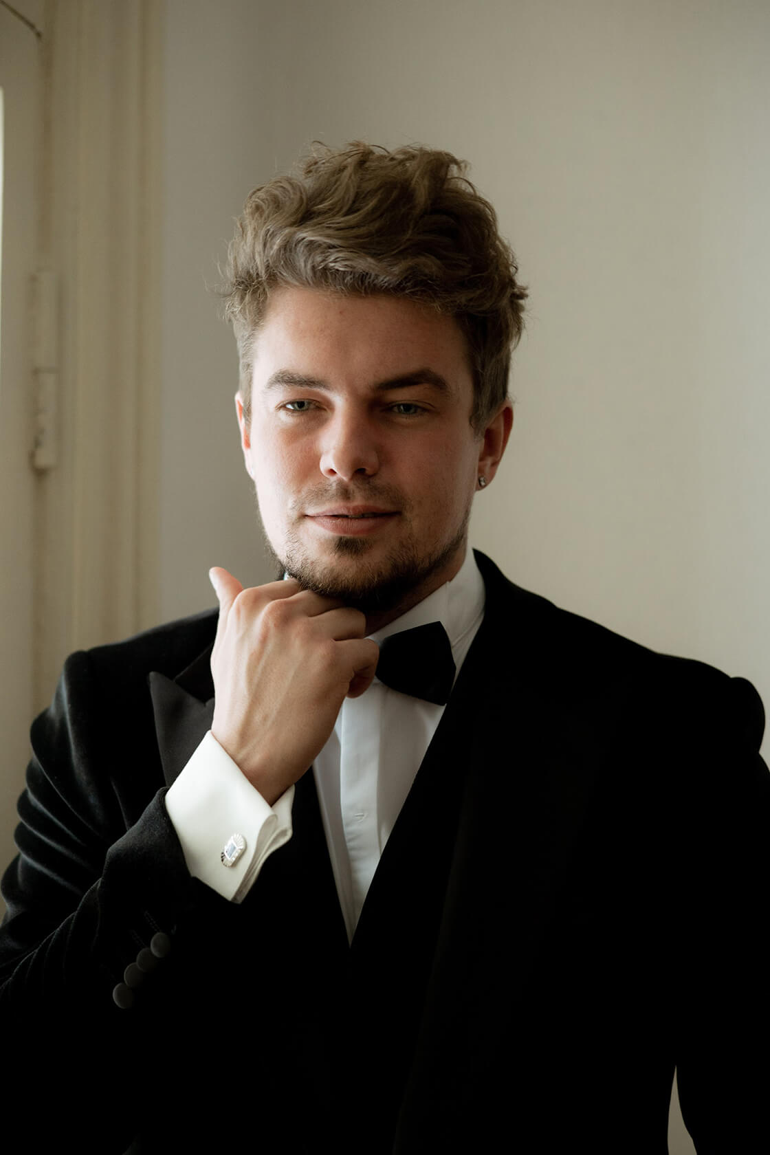 Мужчина в бархатном смокинге