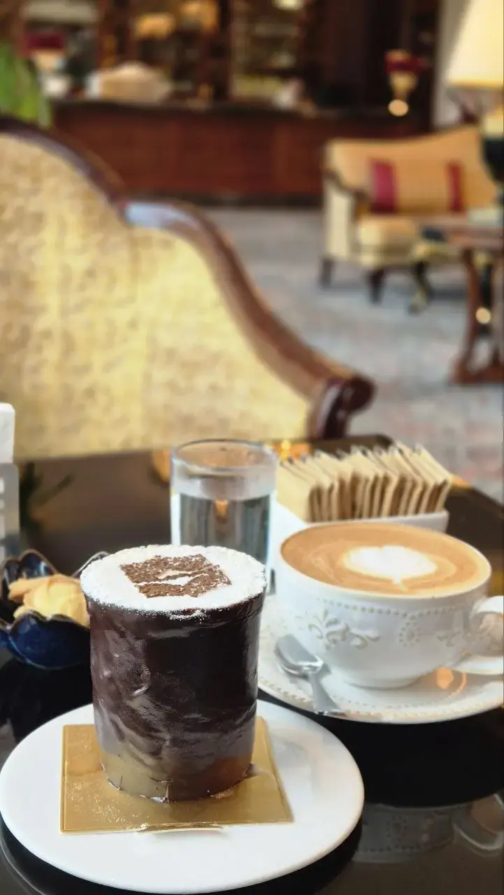 Shangri-La, кафе и панорамные окна