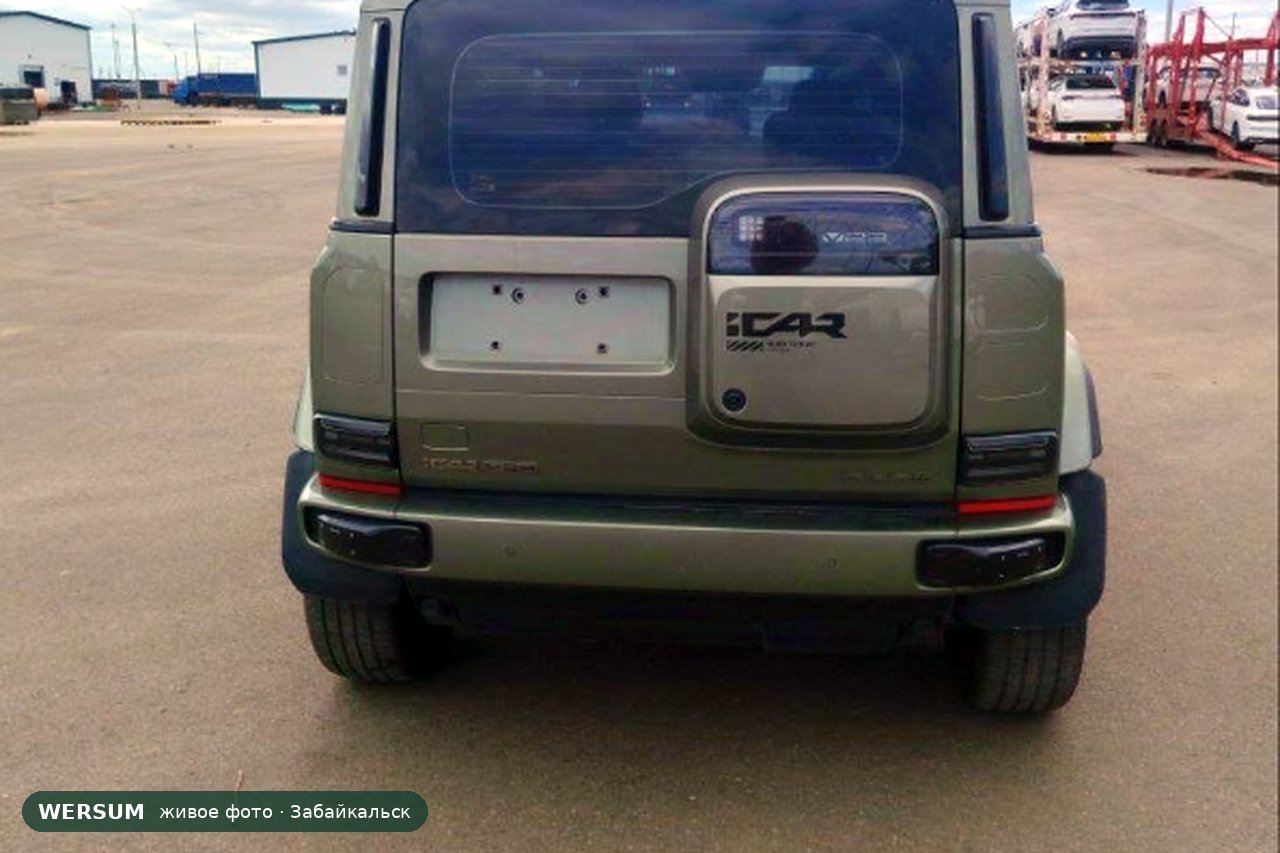 iCar 03 и V23, сзади: бокс на двери и надпись iCAR