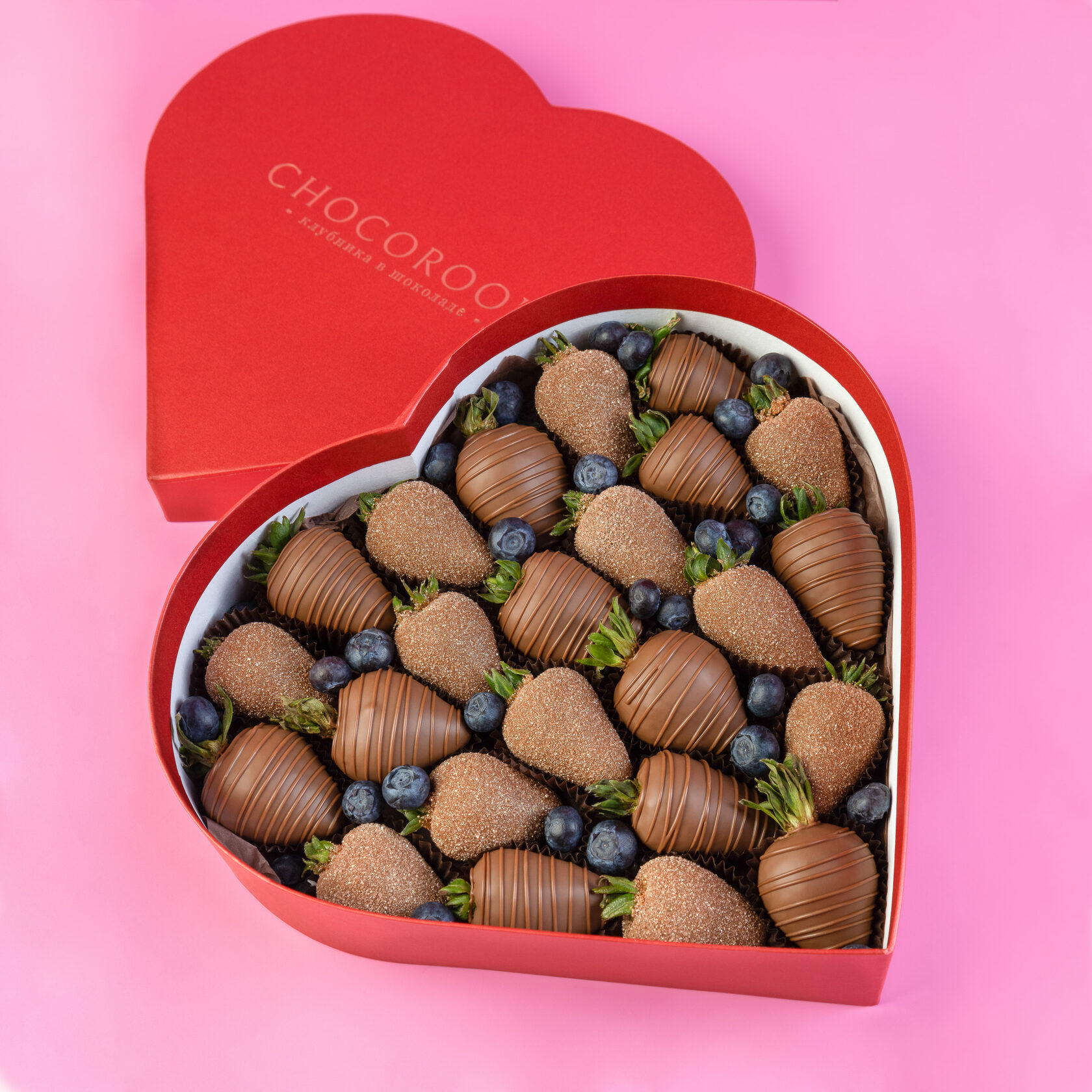 Chocoroom спб. Коробка с клубникой в шоколаде. Клубника в шоколаде в коробке сердце. Клубника в шоколаде в коробочке. Клубника в шоколаде в коробочке сердце.