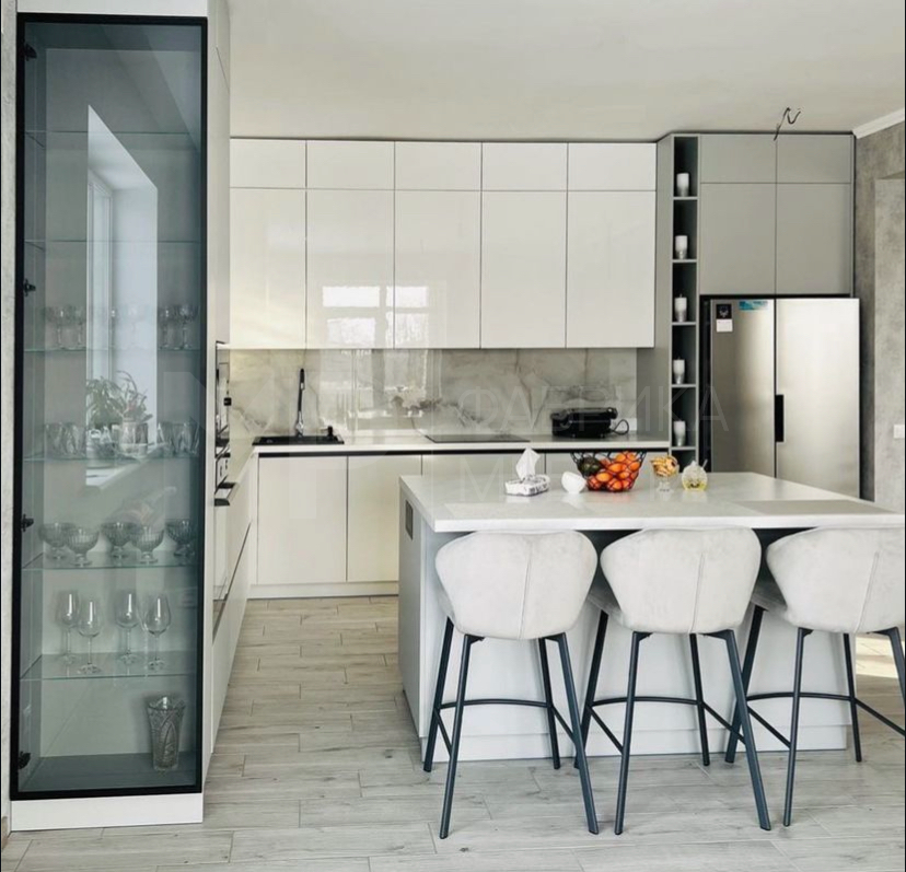 Белая кухня с островом