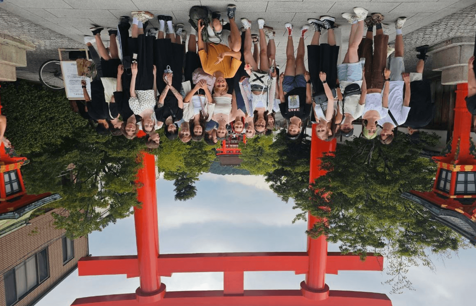Группа TokyoTrip у красных ворот тории