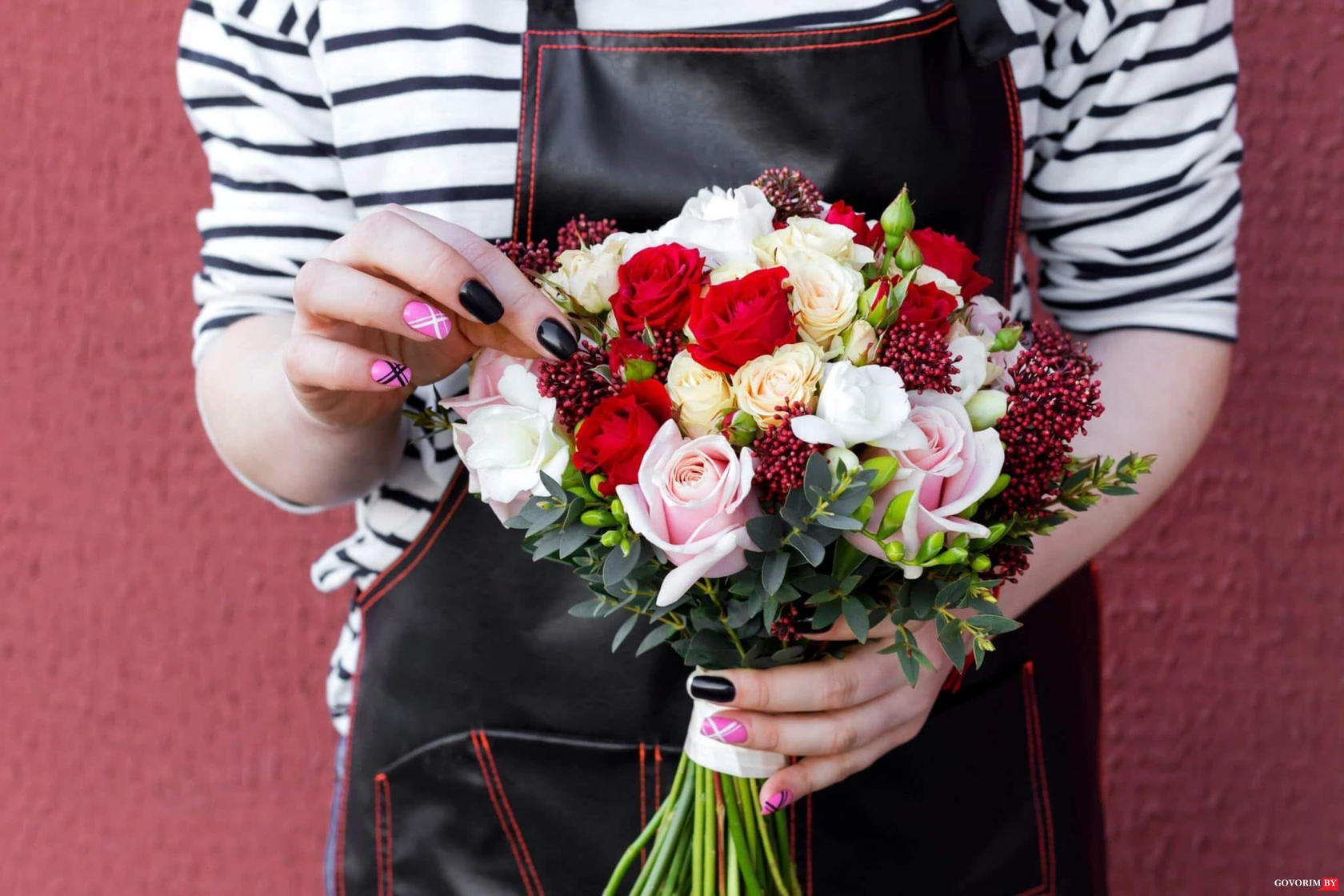 Сборный букет цветов в руках женщины