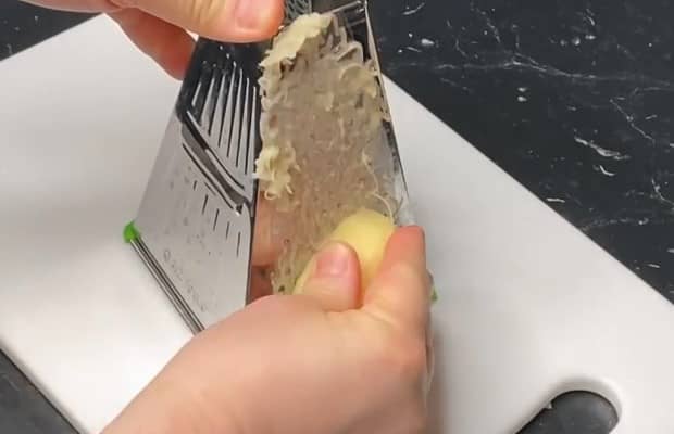 Приготовление постных котлет из гречки на сковороде: шаг 2