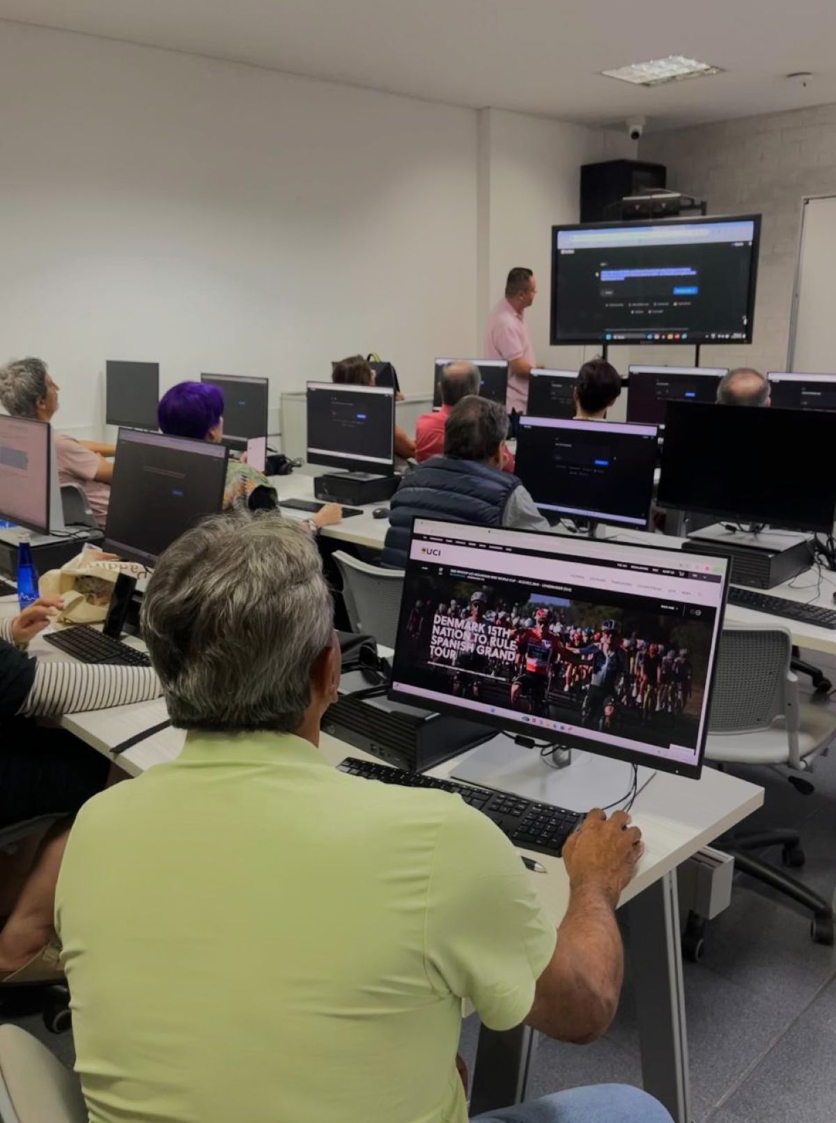 Adultos mayores aprenden a usar la Inteligencia Artificial en la UPB