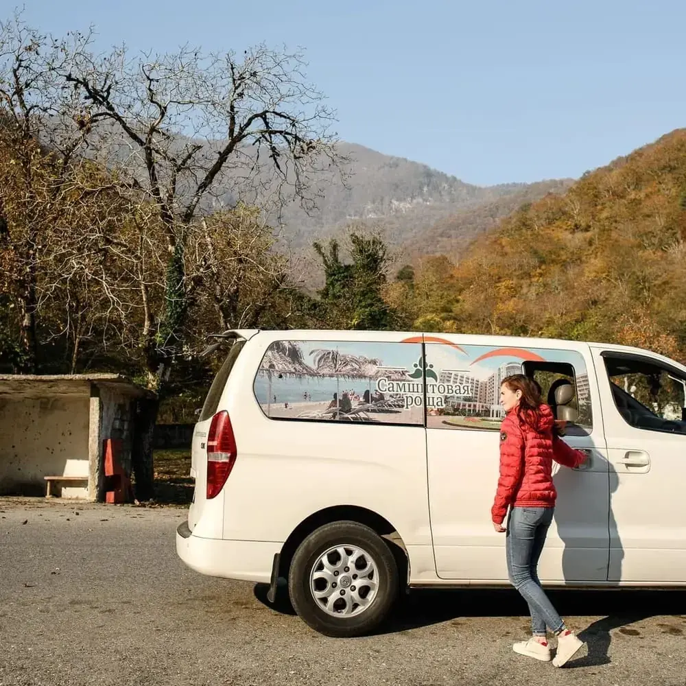 Микроавтобус трансфера на фоне гор