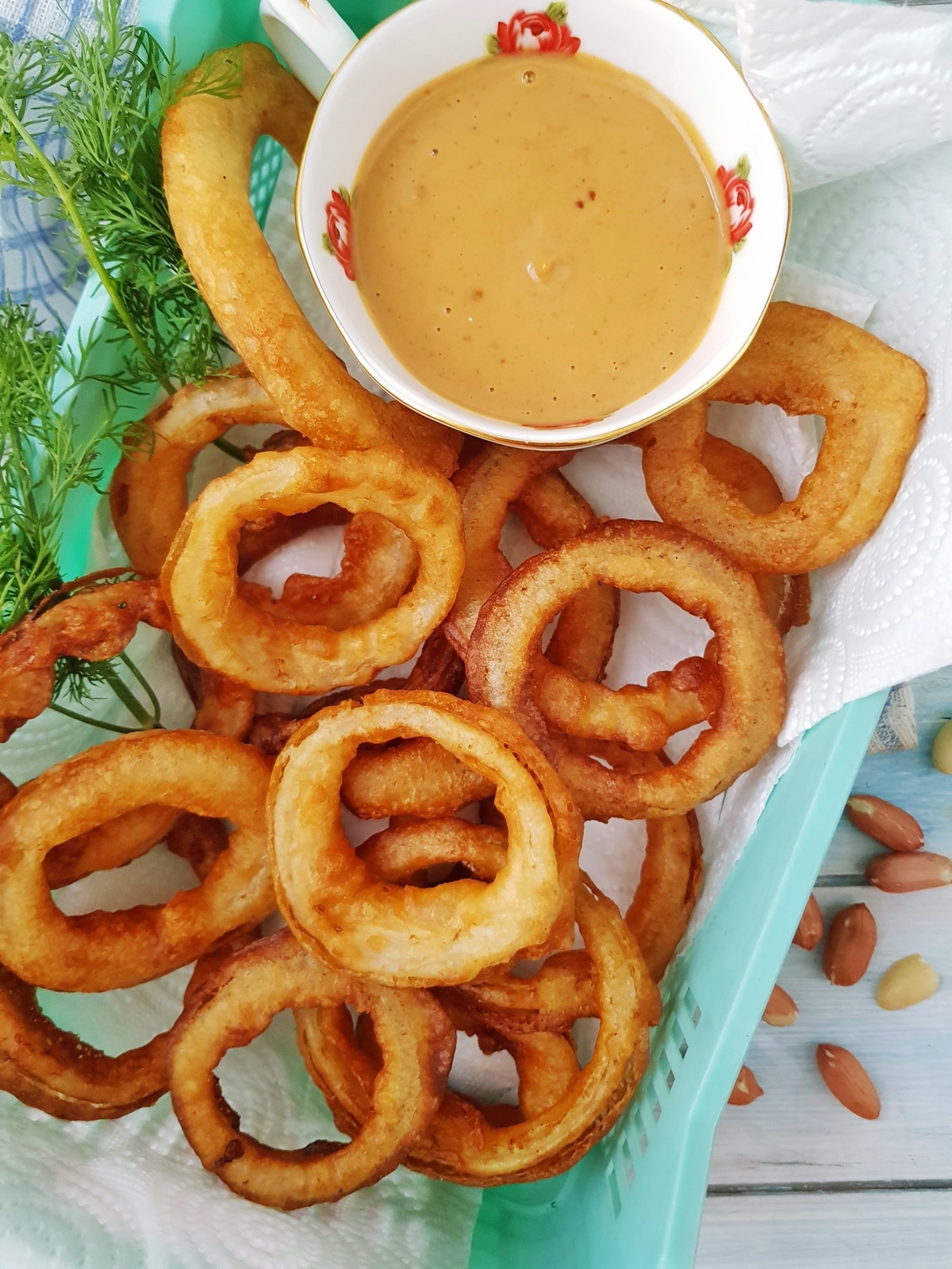 Жареные луковые кольца с соусом Чили - Американская Рецепты