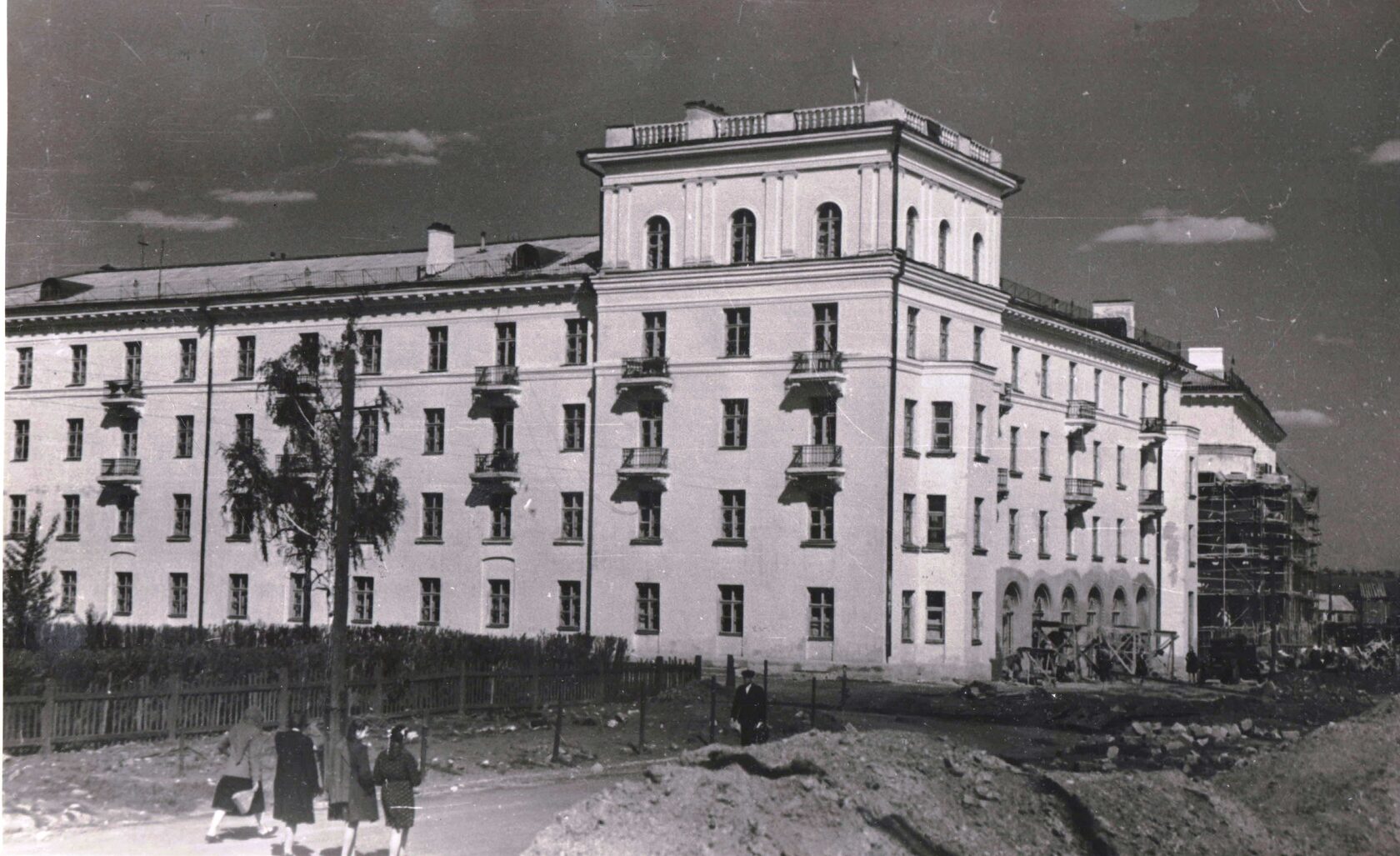 Жилой дом в квартале № 5, построенный трестом УАС в 1950 г. Архитектор А.В. Тарасов.
