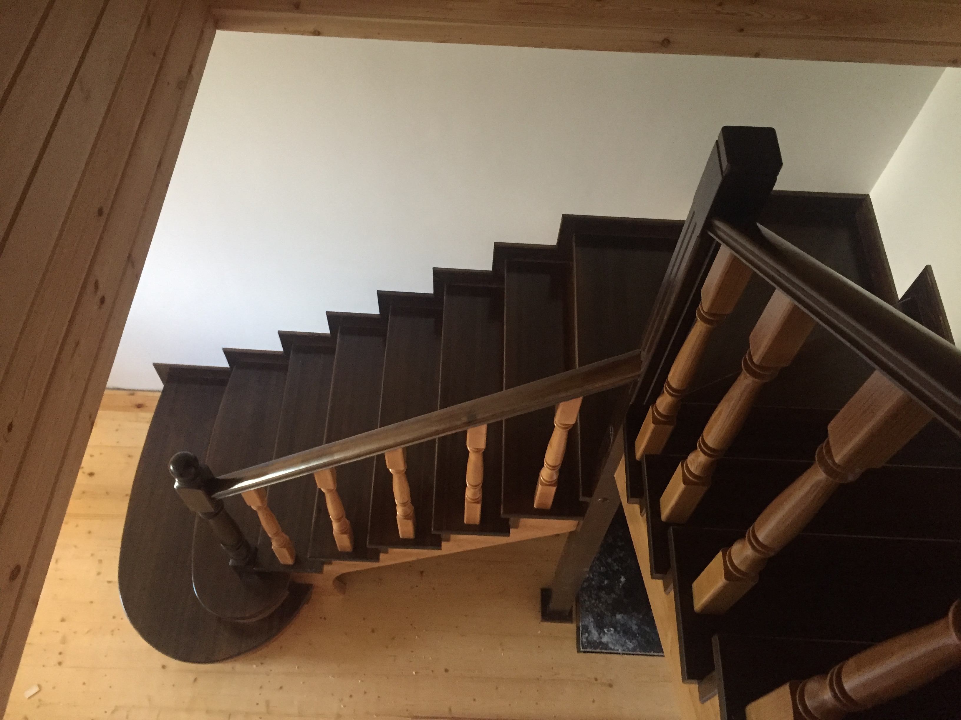 Винтовые деревянные лестницы для дачи