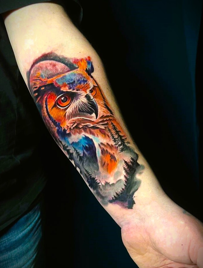 Цветная татуировка совы на предплечье, сова тату, цветная татуировка