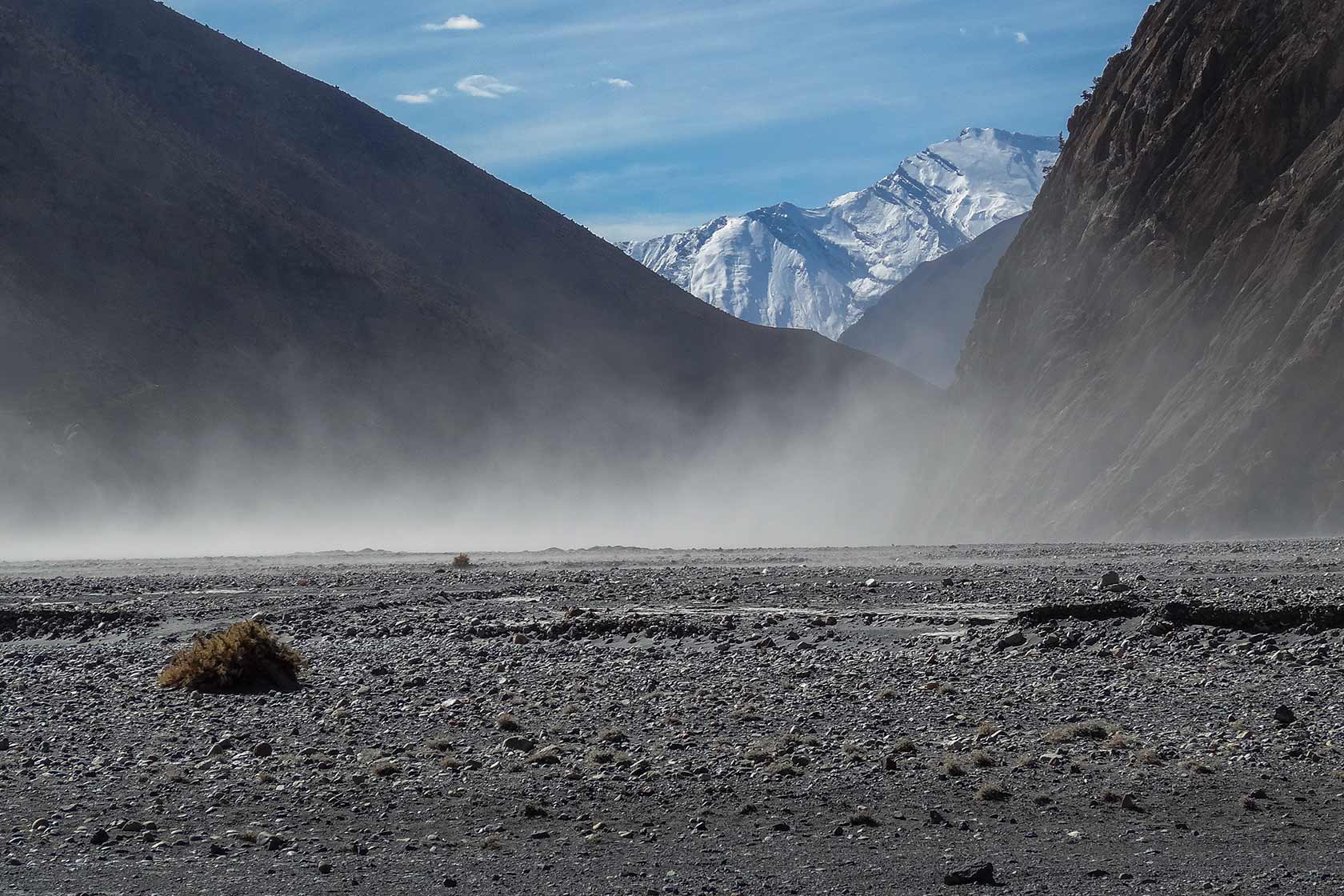 Долина Кали-Гандаки в районе Джомсома: сухое русло реки, пыльный ветер и горные склоны Мустанга