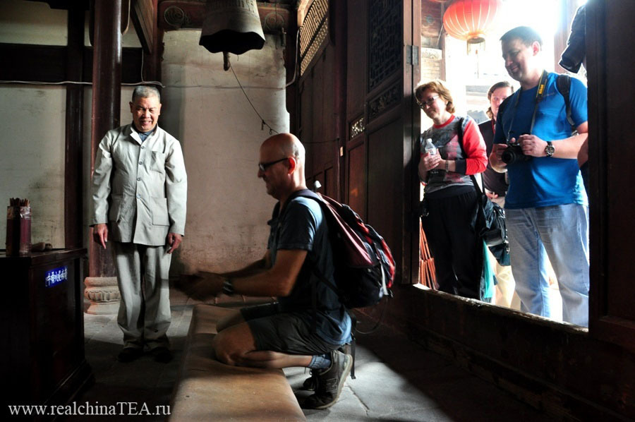 Игорь показывает, как правильно нужно гадать на костях в буддийском монастыре.