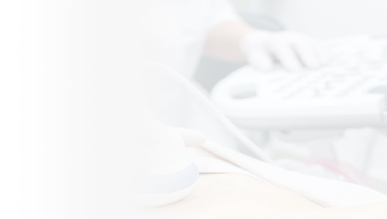 доктор делает УЗИ