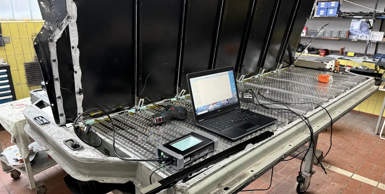 Tesla Batterie Reparatur in freier Werkstatt e-mobilwerkstatt.de