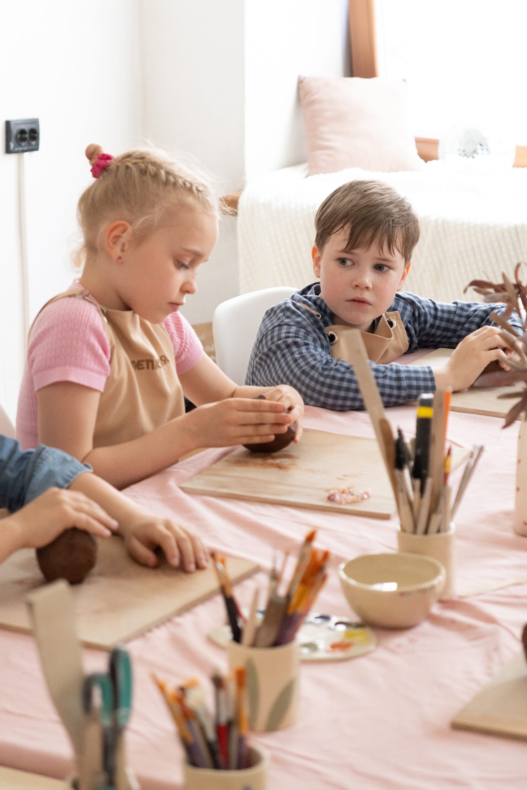 Процесс лепки из глины