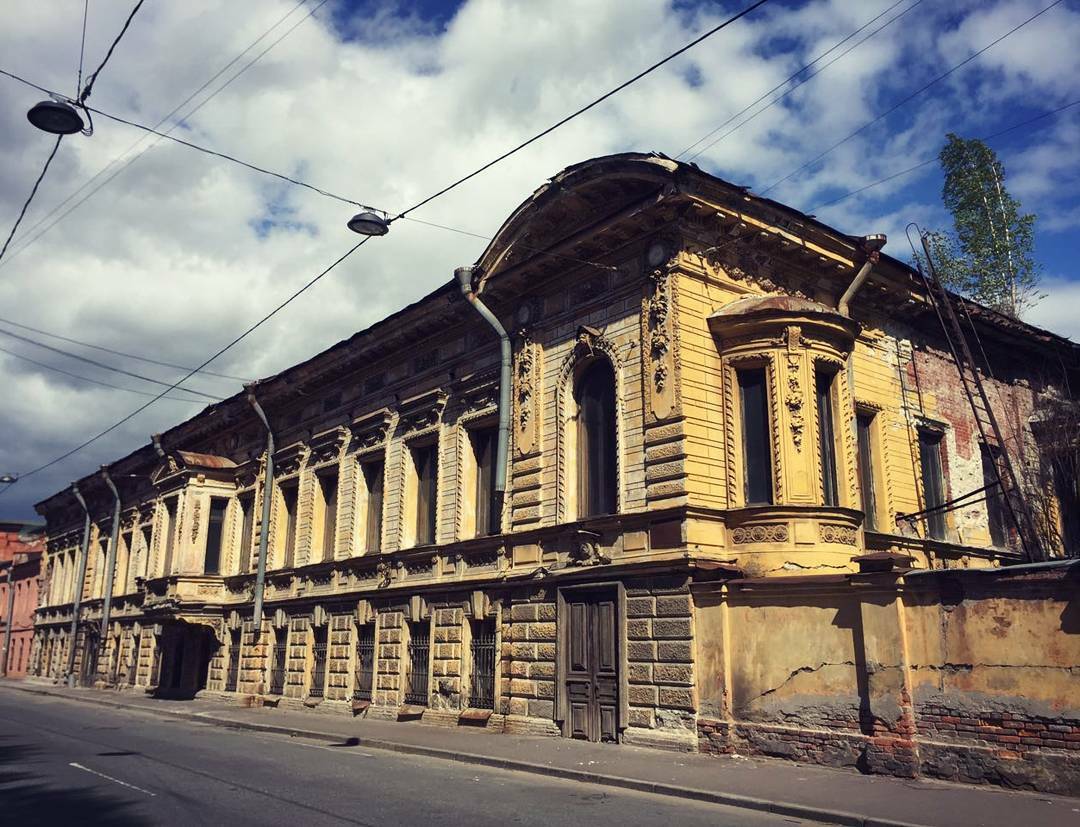 Особняк брусницына петербург. Особняк купца Брусницына. Особняк Брусницыных Санкт-Петербург. Особняк Брусницыных на Васильевском острове. Васильевский остров Санкт-Петербург особняк Брусницких.