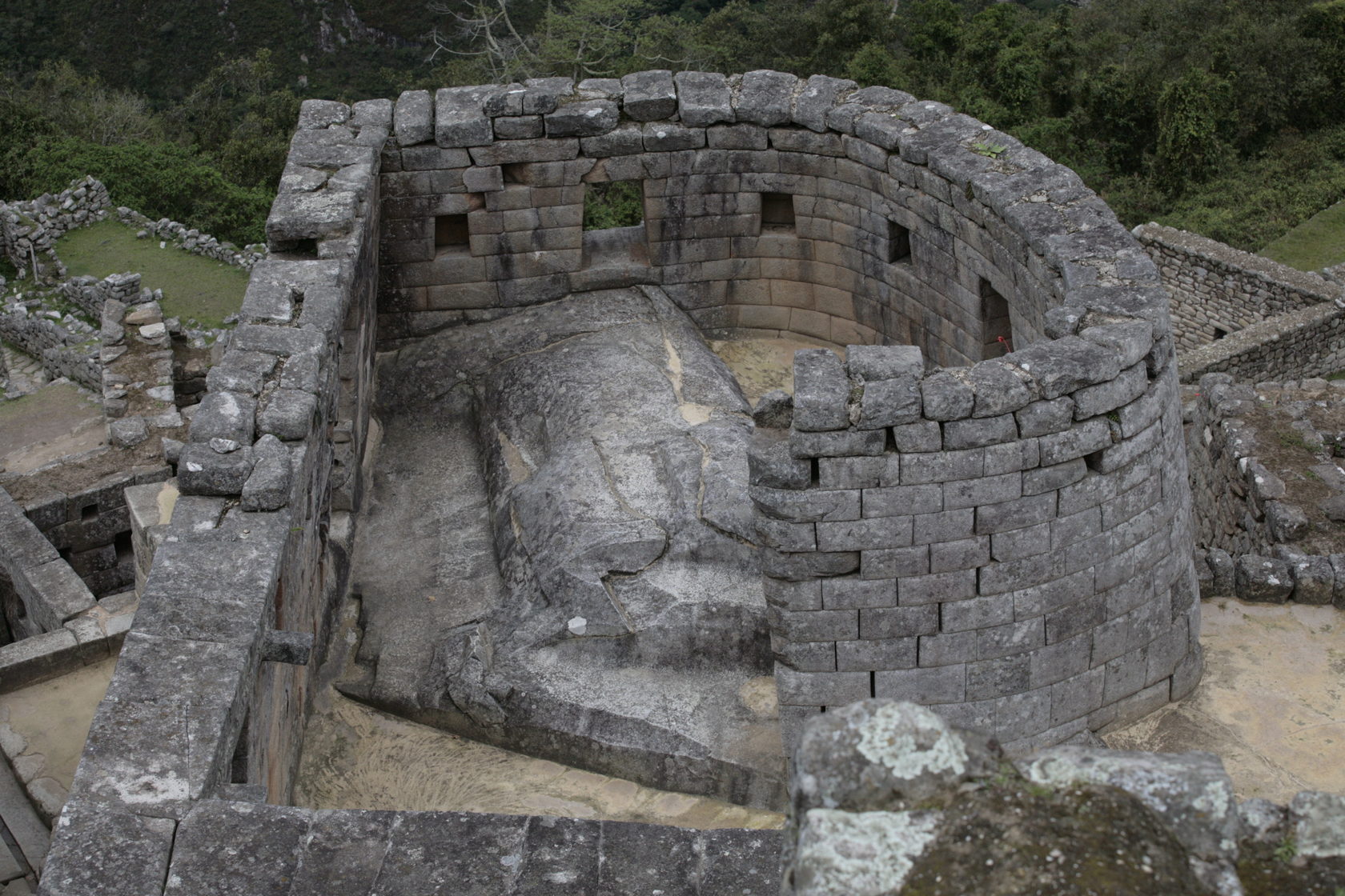 Задолго до инков. Храм трех окон в Мачу-Пикчу вид сверху. Мачу Пикчу камень Интиуатана. Мачу Пикчу вид сверху. Саксахуаман.