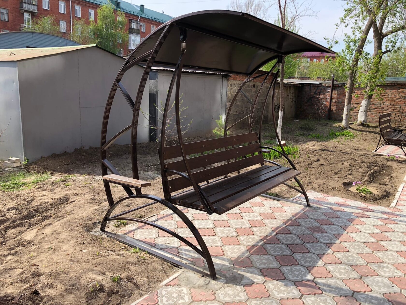 Качели омск. Качели омск. Качели омск. Качели у музыкального театра омск. Качели romana 108.