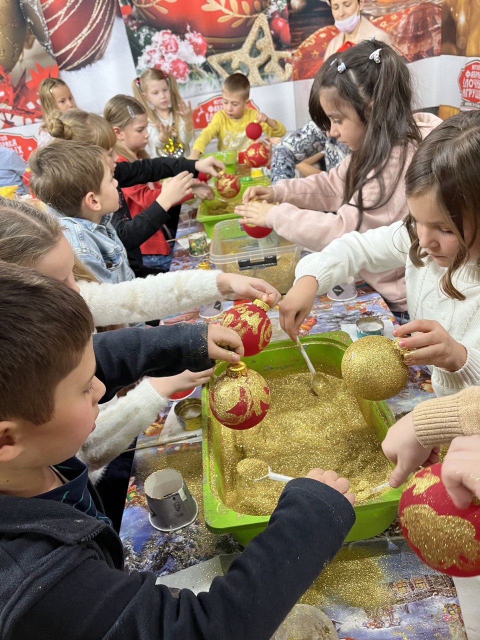 Музей новогодней игрушки в москве. Фабрика елочных игрушек. Музей фабрика елочных игрушек. Фабрика Деда Мороза. Музей елочных игрушек Сокольники.