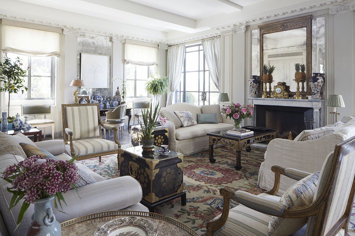 Гостиная с камином в стиле новой классики