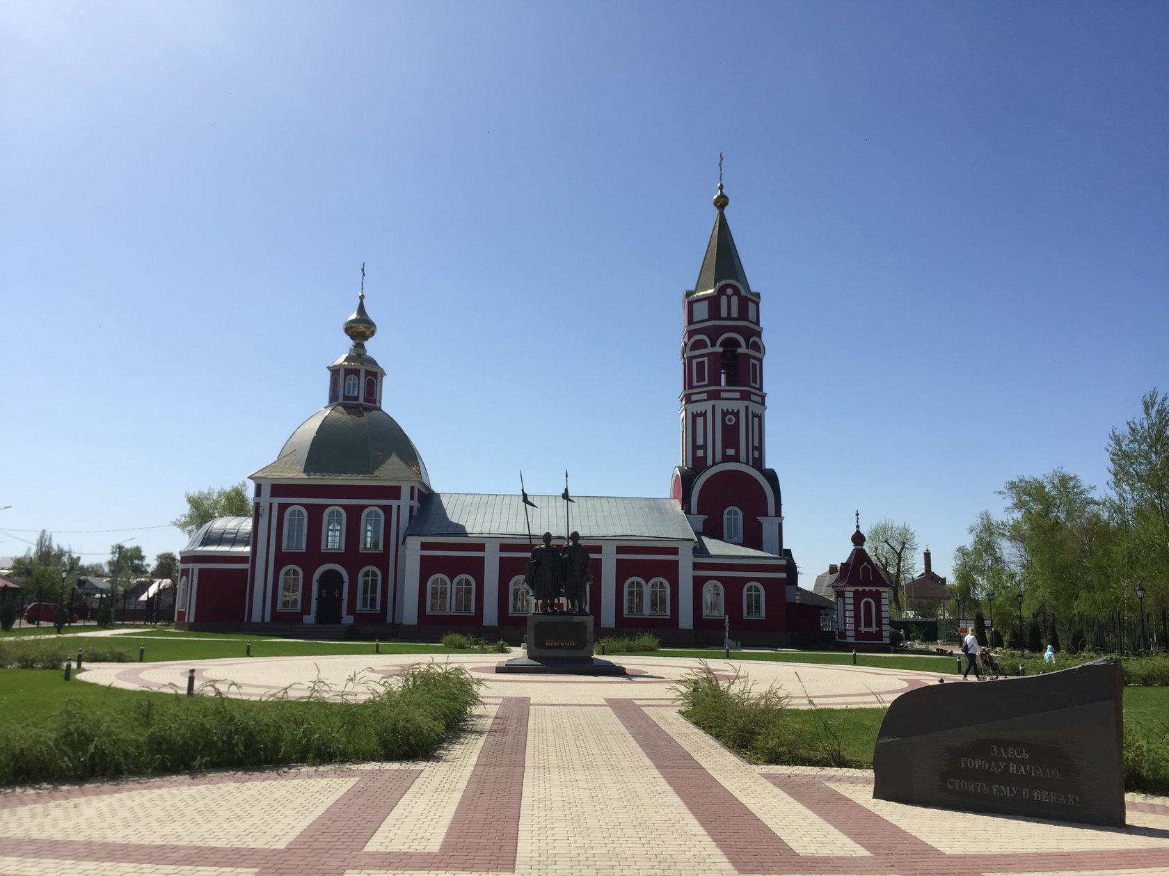 Борисоглебск фото. Храм Бориса и Глеба в Борисоглебске Воронежской области. Храм города Борисоглебск Борис и Глеб. Памятник Борису и Глебу в Борисоглебске. Борисоглебск достопримечательности.