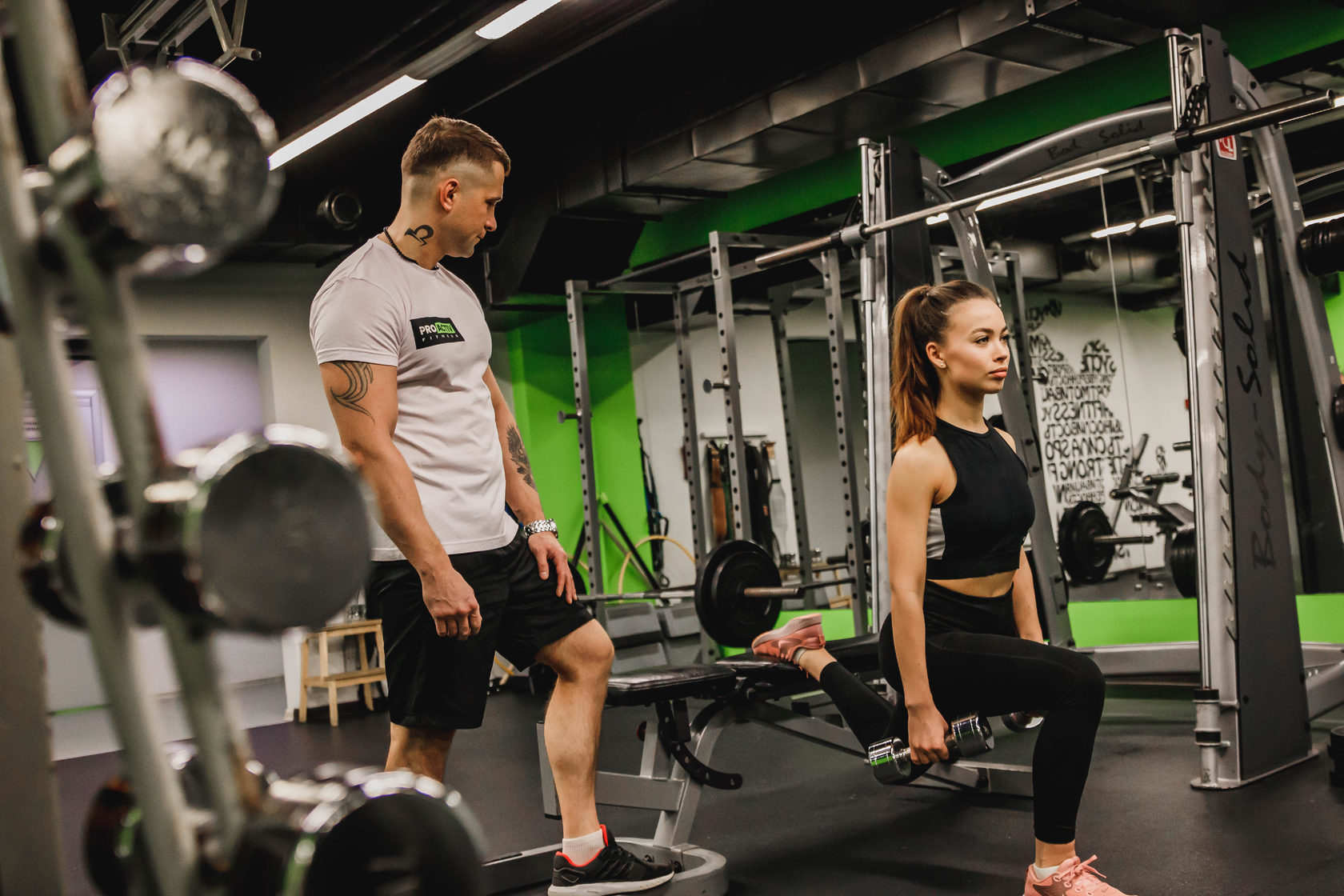 Фитнес свердловский район. Тренировка в спортзале. Люди в тренажерном зале. Спортклуб Донецк. ДНР Донецк фитнес клуб.