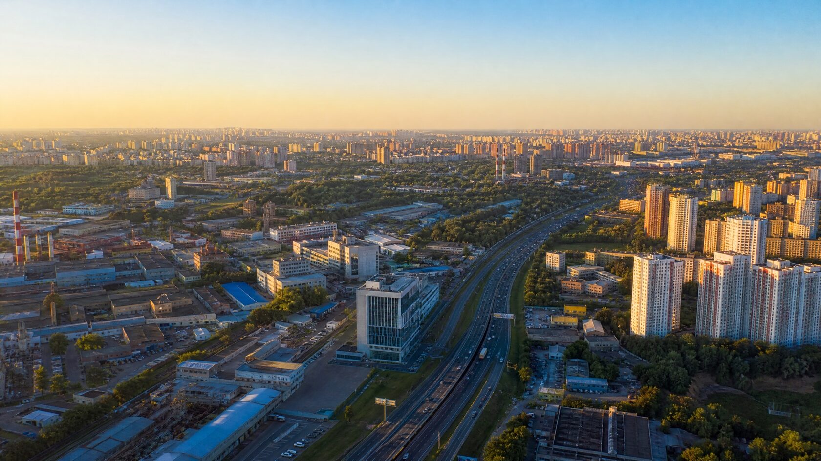 Панорама Восточного административного округа Москвы с промышленной и жилой застройкой