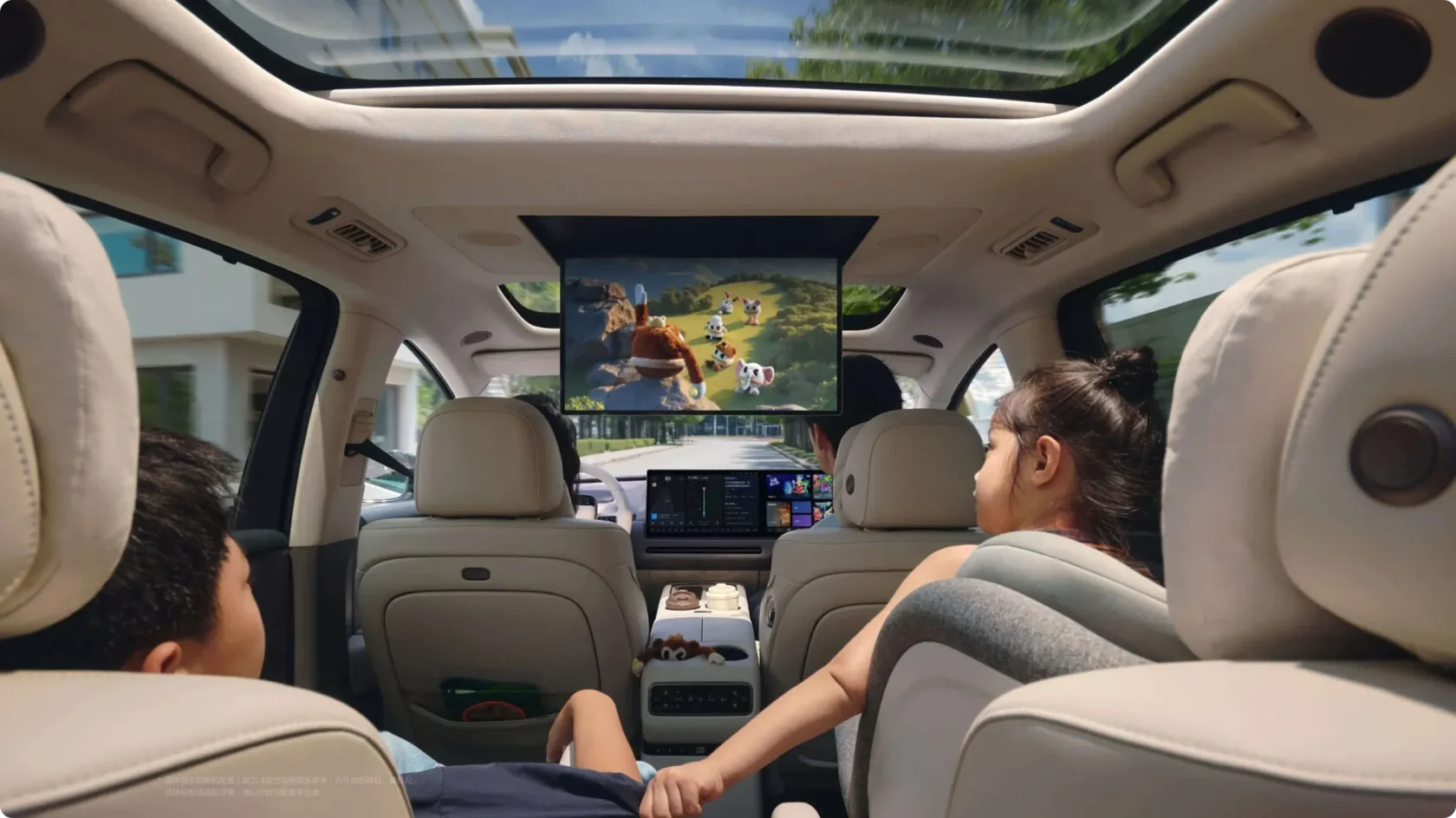 Пассажиры заднего ряда Li Auto i8 смотрят мультфильм на 21,4-дюймовом потолочном экране, который теперь входит в базовую комплектацию Max после снижения цены.