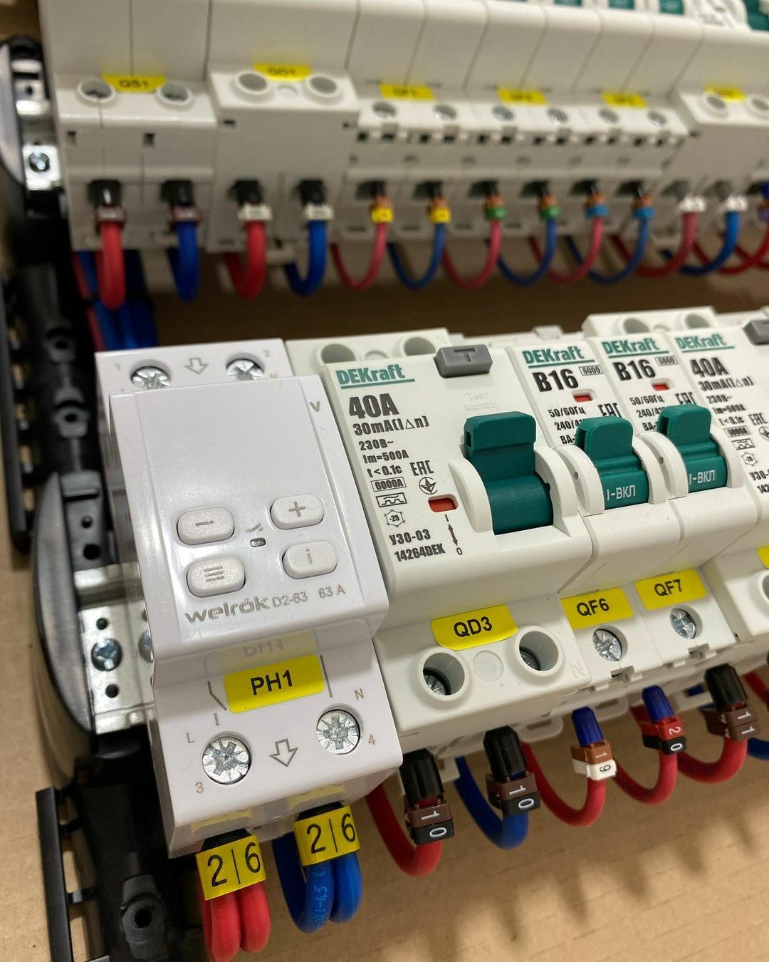 Реле контроля напряжения welrok vi 63. Щит с реле напряжения welrok. Welrok d2-63 как установить.