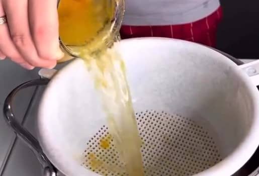 Приготовление настойки на хурме с водкой: шаг 5