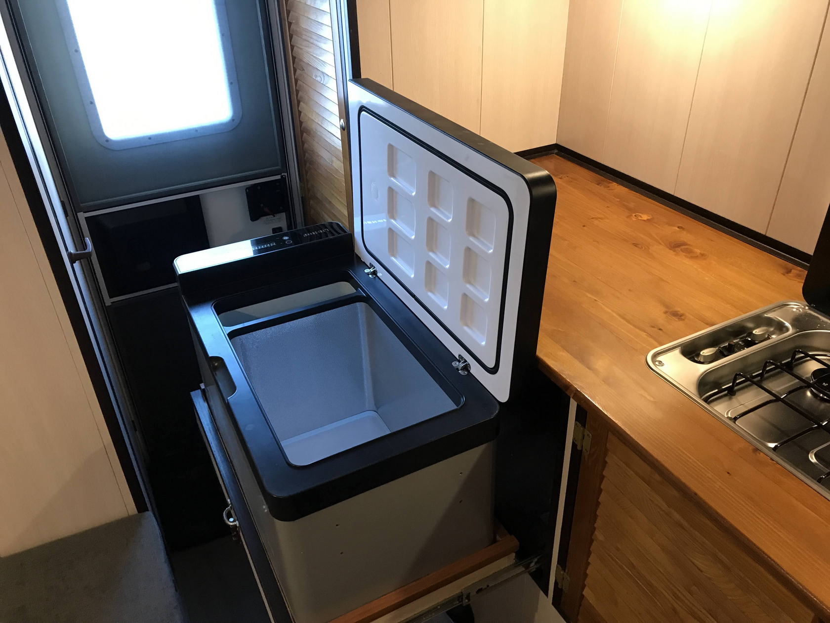 Холодильник-ларь в Piligrim Camper 430 S под полом — решение для длительных автономных путешествий