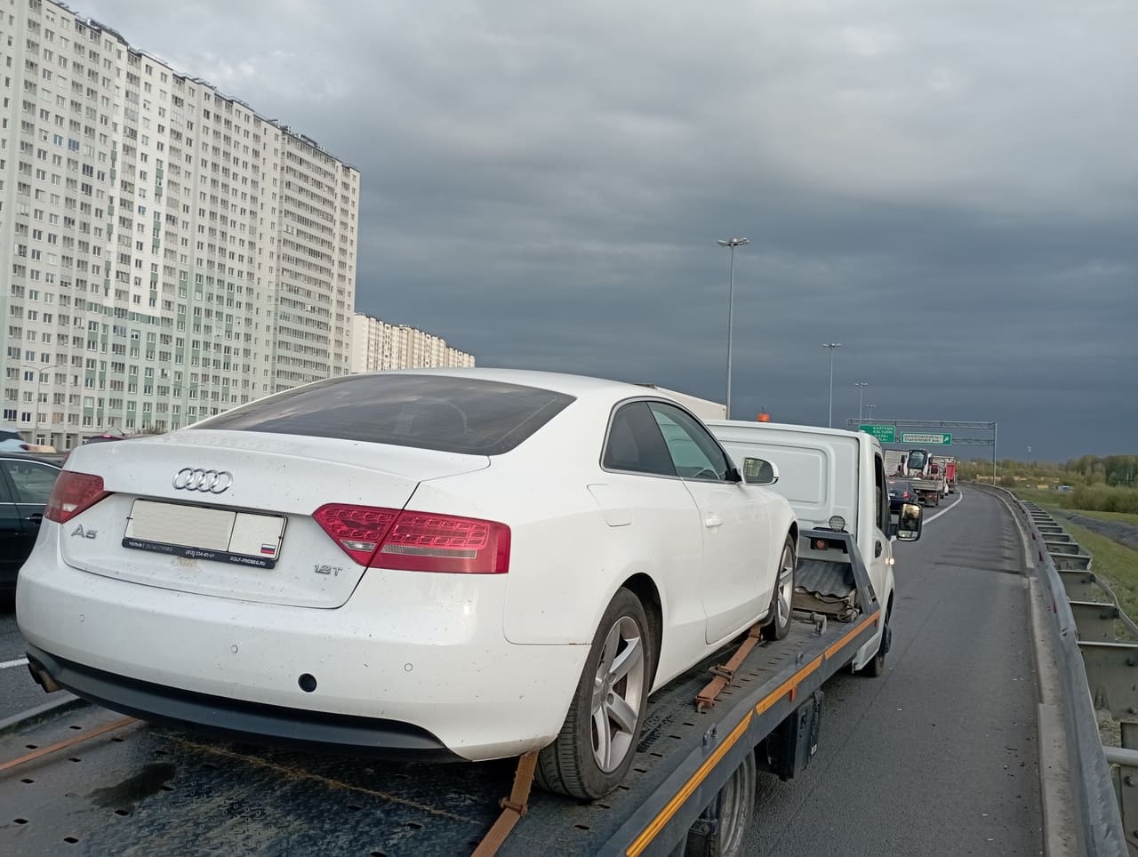 Эвакуация автомобиля Audi A5 с КАД в районе Шафировского проспекта в Калининском районе Санкт-Петербурга