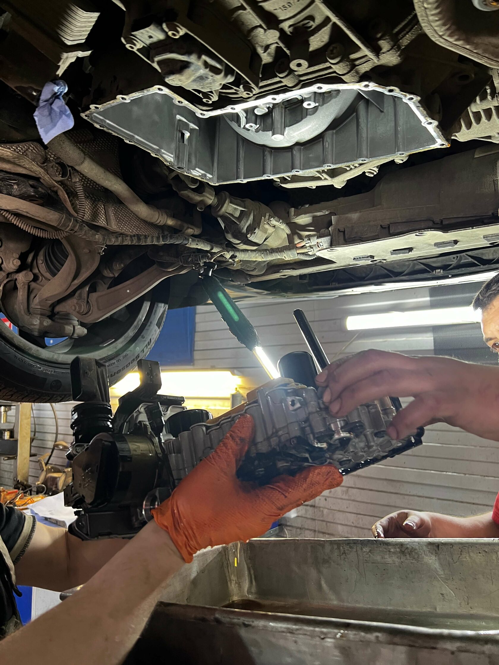 Снимаем гидроблок для замены фильтров