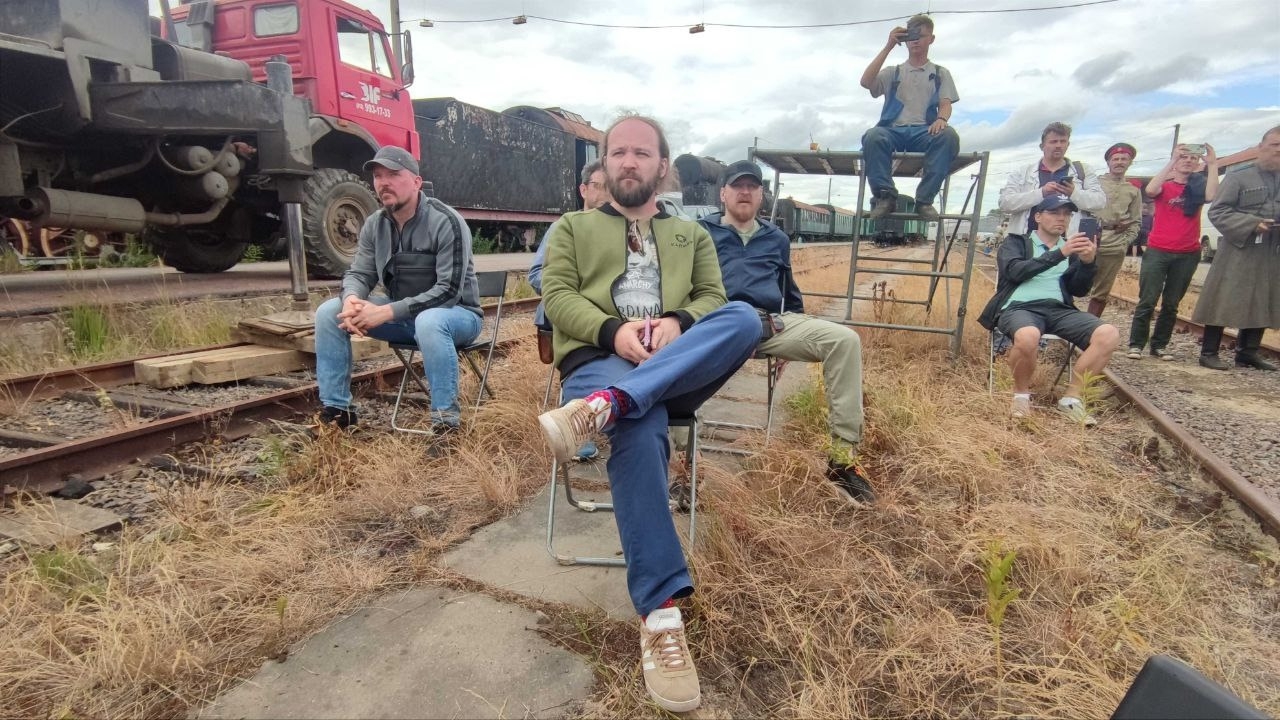 Сергей Волков наблюдает за семками анонсирующего трейлера Войны Миров Сибирь в ленинградской области