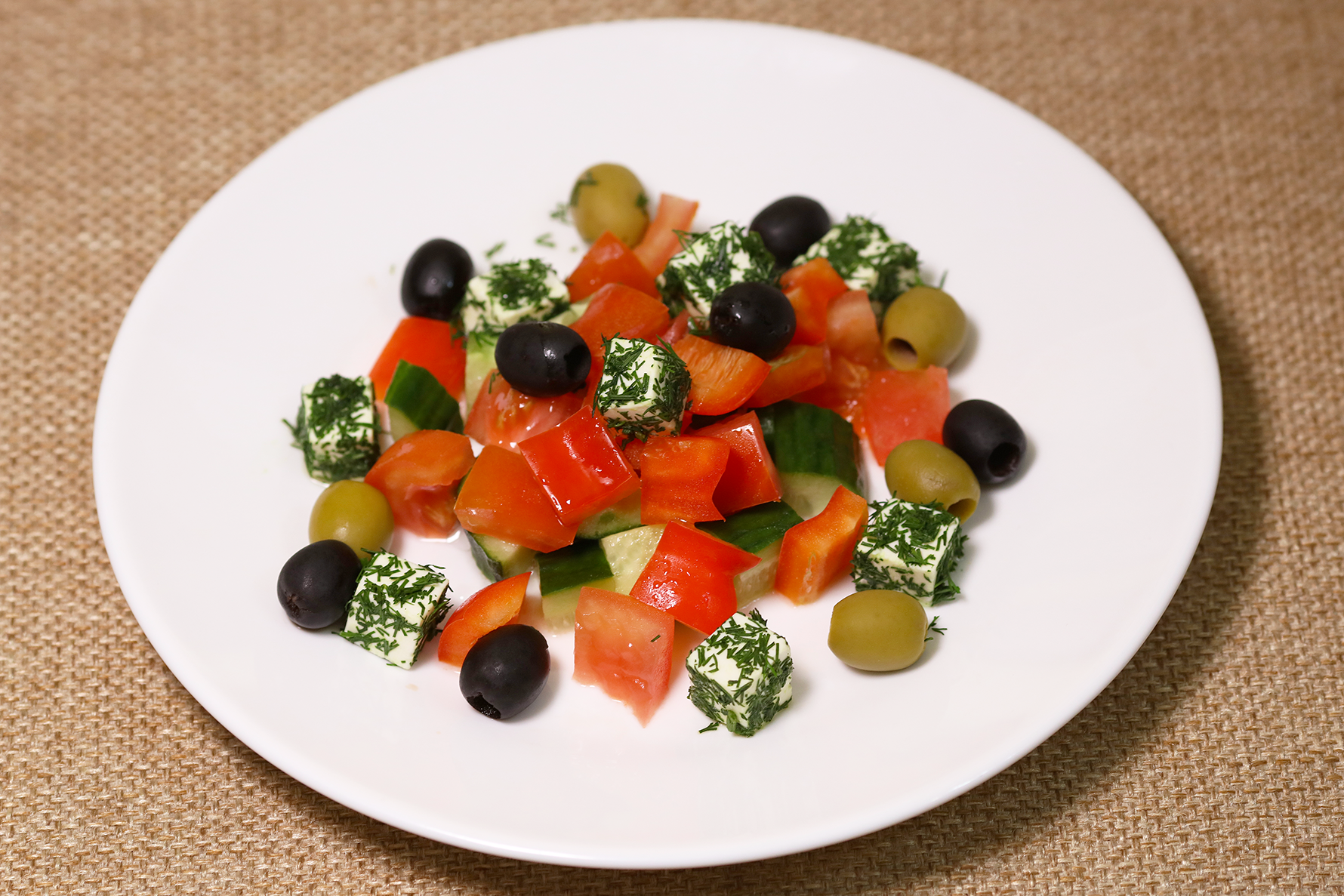 Как нарезать овощи на греческий салат фото пошагово