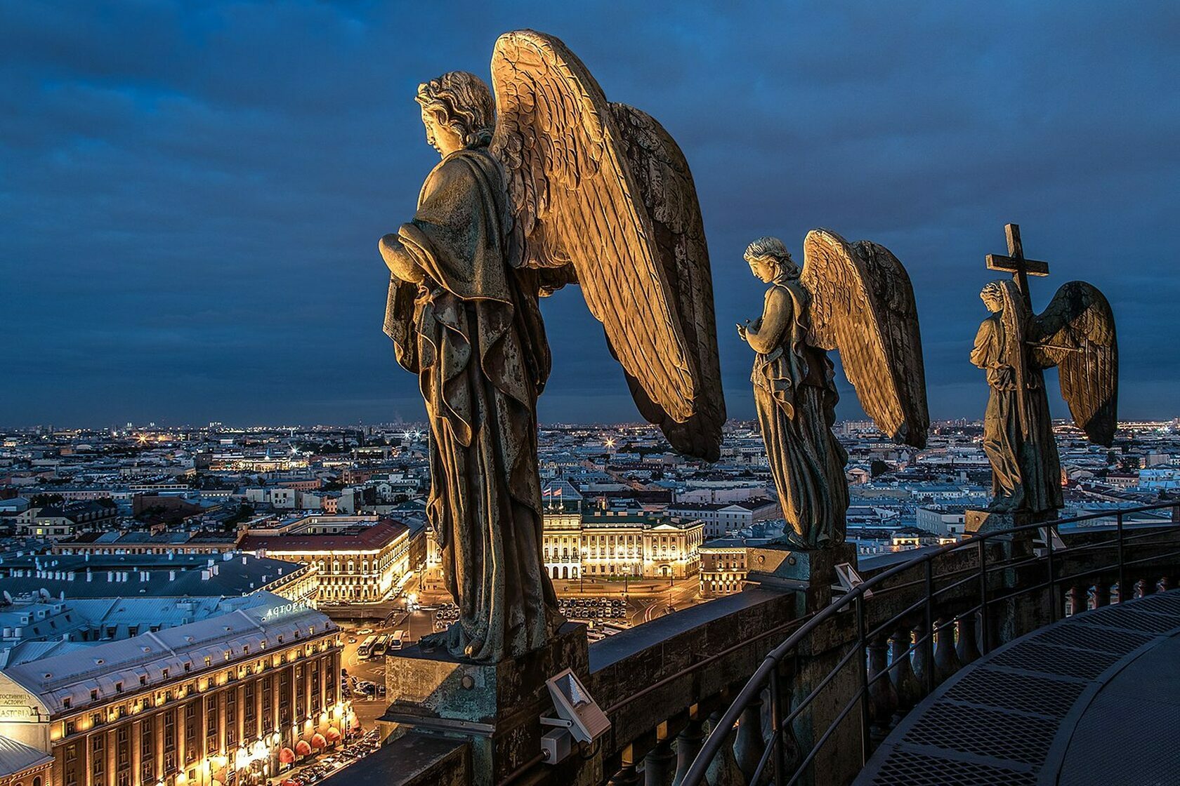 Ангелы петербурга фото. Исаакиевский собор колоннада. Статуи ангелов Исакиевский собор. Ангелы Исаакиевского собора в Санкт-Петербурге. Ангелы на Исаакиевском соборе в Санкт-Петербурге.