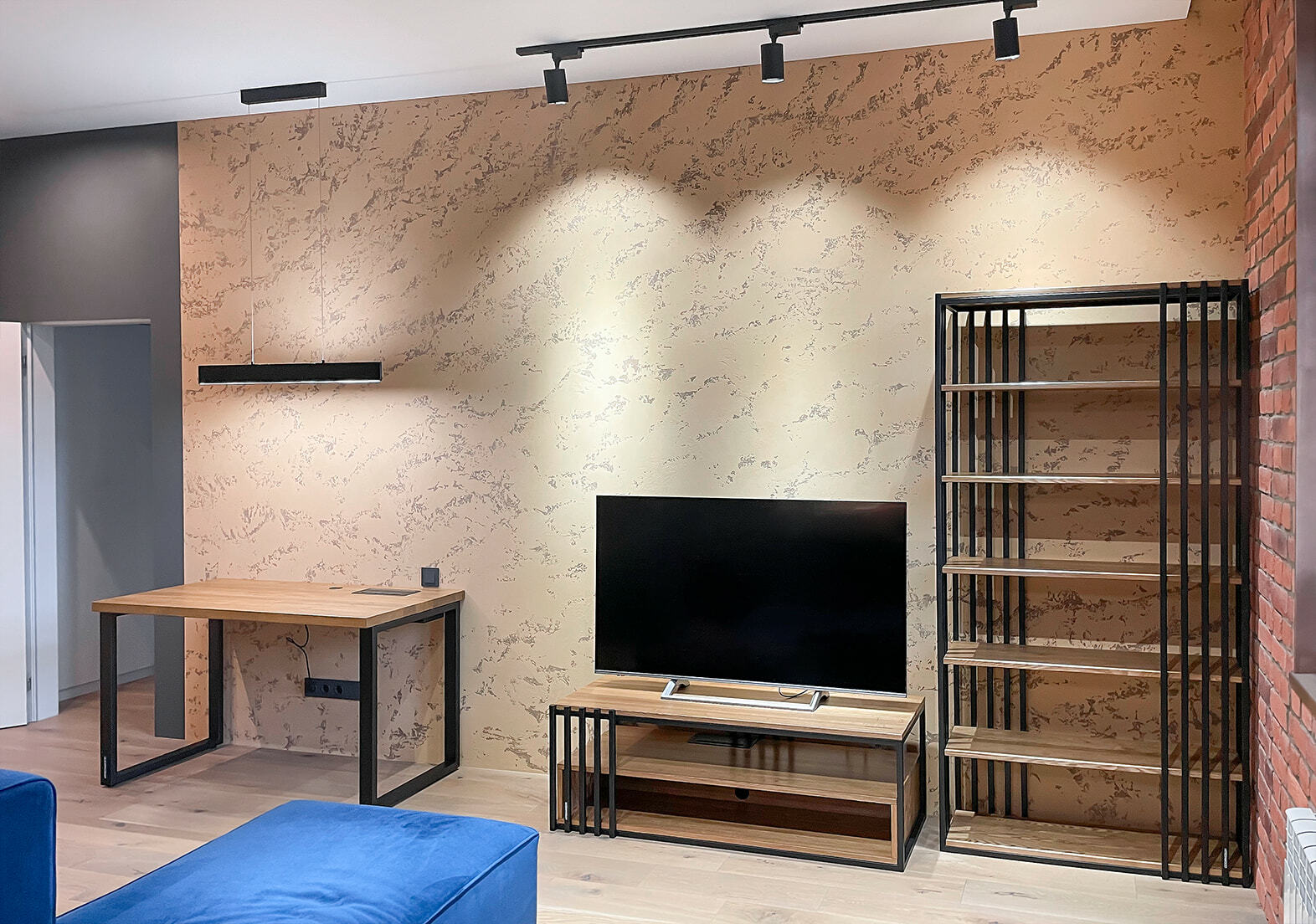 Рабочий стол HITECHWOOD по индивидуальным размерам в интерьере