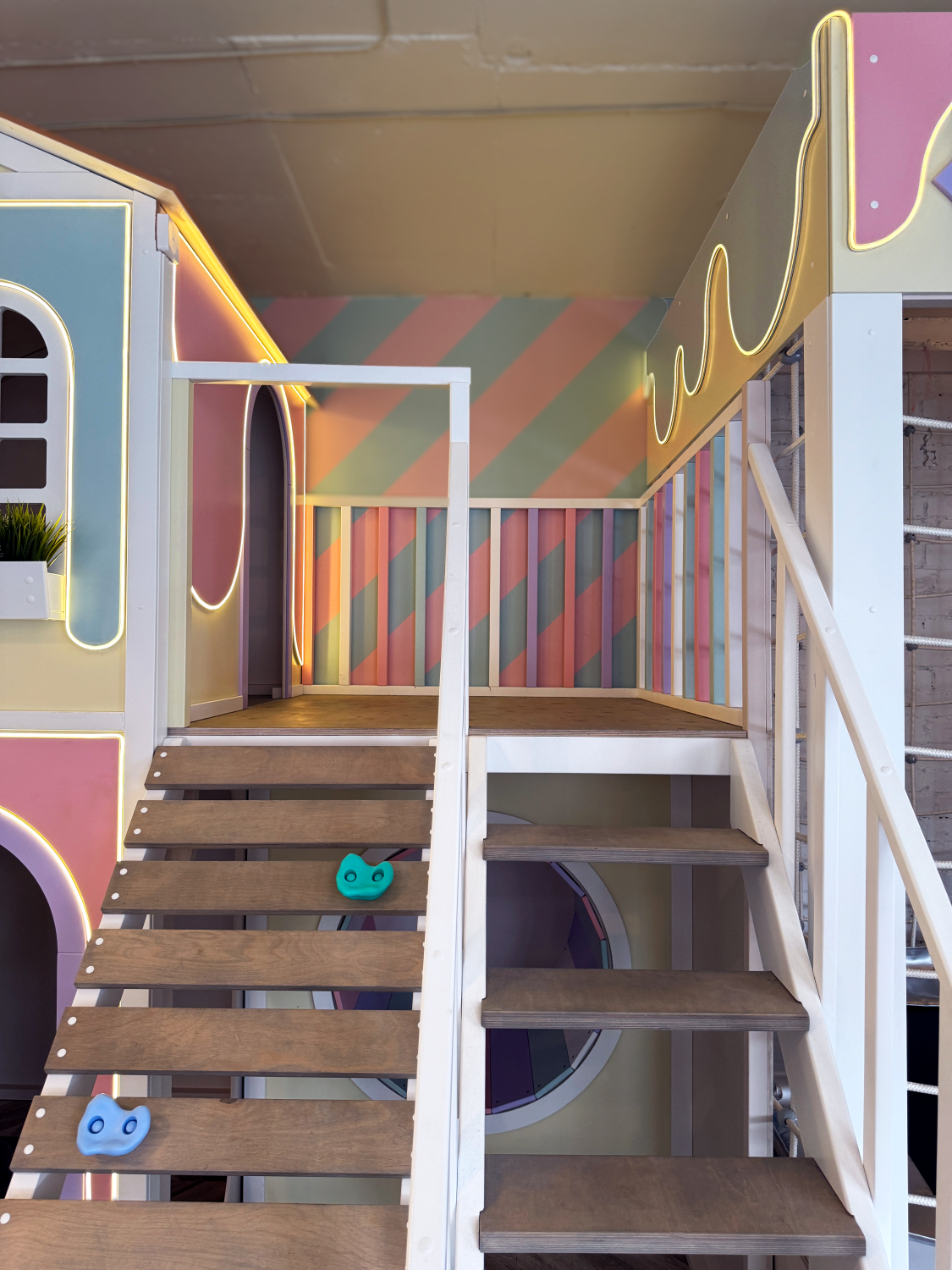 Детский игровой домик из дерева с горкой для игр на улице. Идеальное развлечение для детей на даче