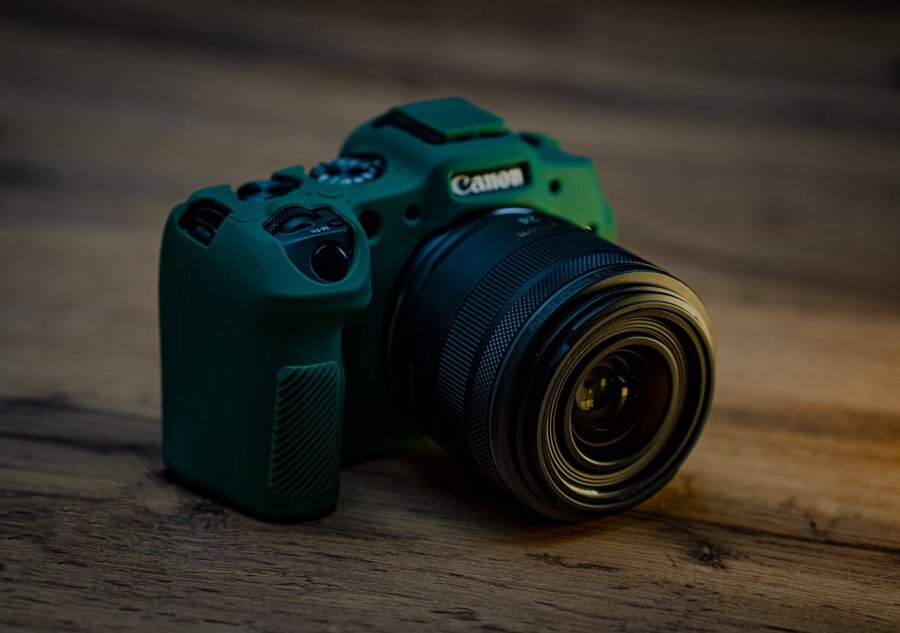 Canon EOS R8 спереди крупный план — студия 8 КАДР