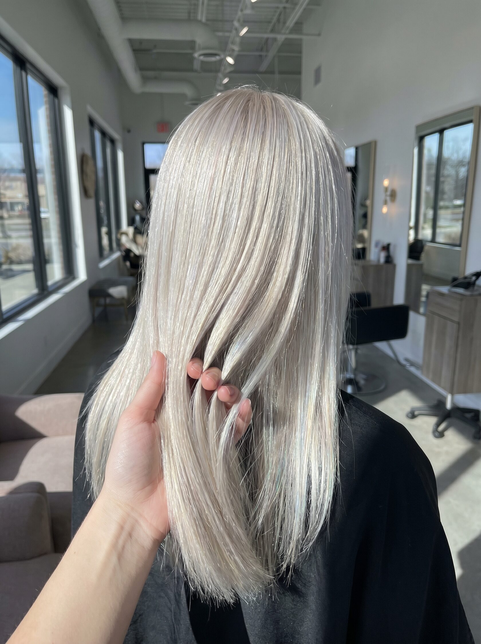 светлый холодный блонд на ровных ухоженных волосах