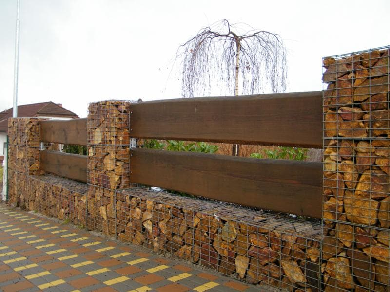 Деревянный забор с габионами из дорогого камня